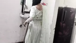 Desi aunty ko nanga kar ke ghar pe hi pel diya