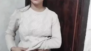 Desi aunty ko saman dene ke bahane pel