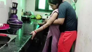 Muslim naukrani ko kichen me hi pakad ke bur me land daal diya