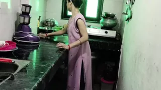 Kichen me naukrani ko paise dekar jabar dasti pela