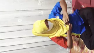 Hijab cashier Indomaret masturbates using dildo