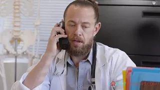 Blonde Patientin fickt mit dem bärtigen Arzt