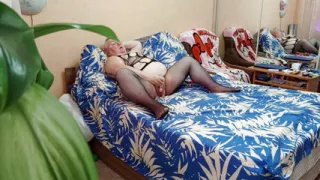 Stepmom masturbates pussy and cums every day