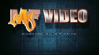 Rothaariges Girl küsst eine Lesben-Oma