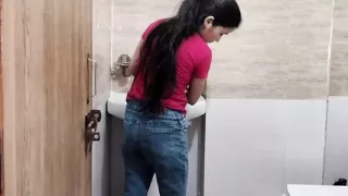 Sister in law ko bathroom me pakad ke jabar dasti pela