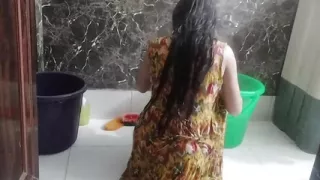 Nahati hui girl ka MMS bathroom video licked