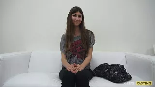 Brünettes Girl reitet beim Casting den Agenten