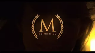 Blondes Flittchen fickt sich mit dem roten Dildo