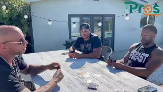 Drei farbige Kerle ficken das blonde Tittenluder