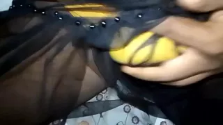 The Yellowish-yellowish Is the Black Black Black Gow and Puts the Tea