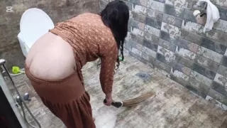 I Recorded My Stepsister While She Is Cleaning Bathroom And Bedroom