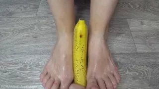 Babe with nice legs, crush a banana with her feet, perfect footjob ending