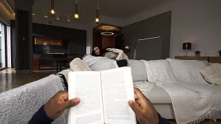 Schwarzhaarige Göre bläst und reitet seinen BBC