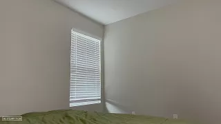 Dicke Brünette spielt mit dem Gummischwanz