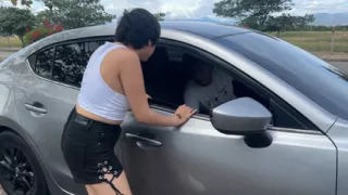 I find a sexy girl who asks me to take her home because the motorcycle has stopped, in exchange for helping her she lets me fuck her.