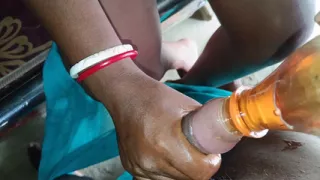 Desi housewife ki Tel lagakar gand chudai ki