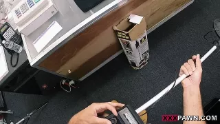 Ebony verkauft ihre Möse beim Pfandleiher