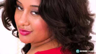 London Reigns: Heavy-Hanging Hooters In Yer Face