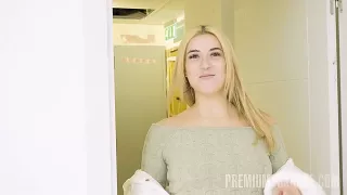 Blonde Dessousgirl bekommt Sperma und geht unter die Dusche