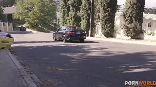 Er hilft ihr beim Solo mit seinem Schwanz