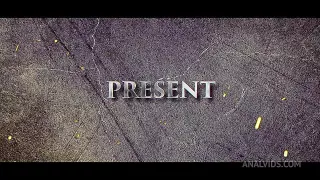 Schwarzer Hammer nagelt das schwarzhaarige Flittchen