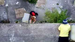 un voyeur espionne un couple baiser