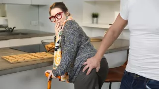 Simona Purr VR Porn: Come To Granny - VirtualTaboo