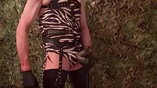 Gas Mask kinky penis Wank With Stockings