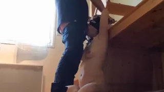 attachée je lui fourre ma queue dans sa gorge