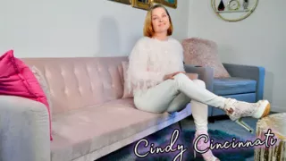 Cindy Cincinnati - Hot MILF Gives Handjob