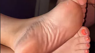 Pretty toes and soles cum on feet