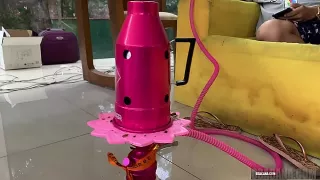 Auf dem gelben Sofa vögelt das tätowierte Pärchen