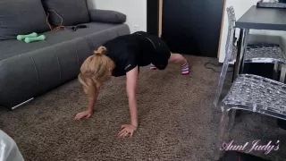 Wanilianna Pumps The Hand Weights and Rubs Her Pussy Hard