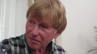 Blondes Hausmädchen 18+ fickt mit einem alten Kerl