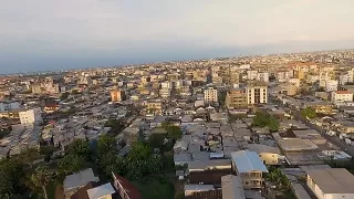 Zwei heiße schwarze Luder treiben es mit einem dunkelhäutigen Kerl
