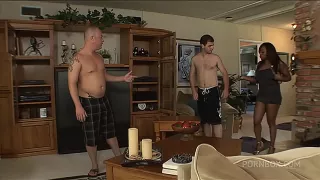 Verschiedene Rassen beim Fick zu dritt mit der drallen Ebony