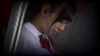 Asia Girl squirtet in der U-Bahn