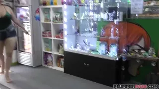 Dicker Schlampe mit fetten Möpsen und Arsch die behaarte Möse gestopft