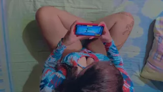 FREE FIRE player gives her pussy to her boyfriend while playing online