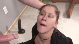 il la baisse lui pisse dessus il la souille