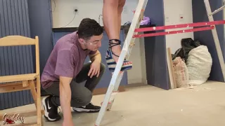 Electricist Foot Pervert Tricks Kiffa Worshipping Her Feet to Finish the Job