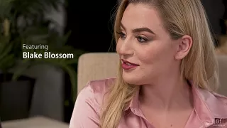 Blondes haariges Muschi der Blondine stopfen