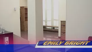 Blonde dicktittige Nutte vögelt sich die Fotze