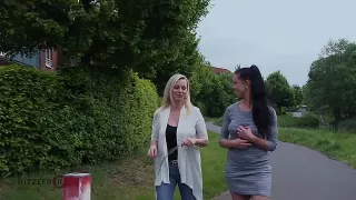 Bisexuelles blondes Luder bekommt hart den Arsch gefickt