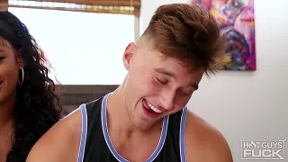 Sportlicher Kerl darf Ebony bumsen