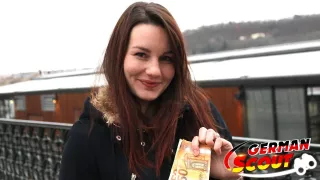 Rotbraunes Strapsgirl Elena Vega beim deutschen Casting geoppt