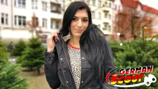 Schwarzhaarige Deutsche Kristal Amore lässt sich im Maler-Outfit casten