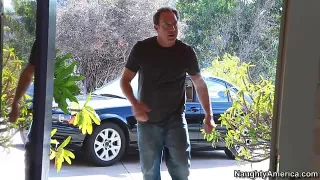 Arschsex auf dem Sofa mit der vollbusigen Nachbarin