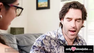 Brillengirl Madison Wilde bläst den Schwanz vom Stiefbruder