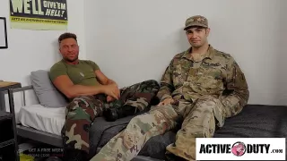 Muskulöse Gay-Soldaten blasen und ficken auf die harte Tour